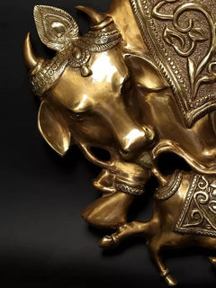 Nahaufnahme Kuhfigur in Messing mit Halsband, an Baumornament