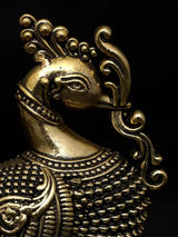Messing-Pfauenstatue: Nahansicht von Kopf und Brust mit Ornamenten und Perlenstruktur