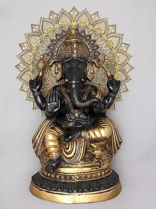Bronzefarbene Ganesha-Skulptur mit vier Armen, Medaillon-Mandala, schwarz-gold