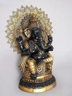 Große Ganesha Figur, vier Arme, schwarz-goldene Verzierungen und Mandala-Aufsatz