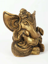 Messing-Ganesha-Skulptur (2 Zoll), naher Blick auf Kopf und Arme, goldfarben