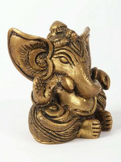 Messing-Ganesha-Skulptur (2 Zoll), naher Blick auf Kopf und Arme, goldfarben
