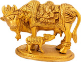 Goldfarbene Kuh mit Kalb auf Sockel, Ornamente mit Lakshmi- und Ganesha-Darstellung