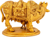 Goldfarbene Kuhskulptur mit Kalb, geschnitzte Lakshmi- und Ganesha-Motive an der Seite