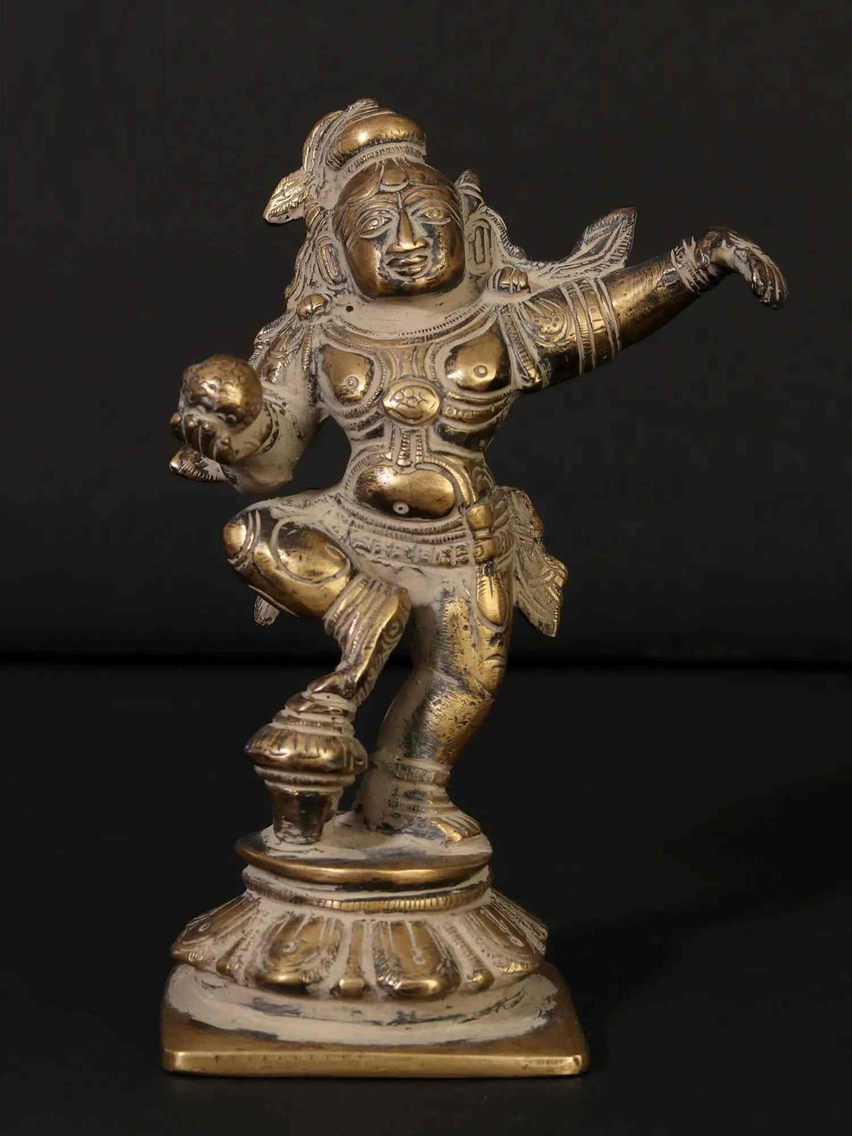 Messingskulptur tanzender kleiner Krishna, 5 Zoll, mit Flöte und Schmuck, sitzend wirkende Pose
