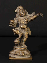 Messingskulptur tanzender kleiner Krishna, 5 Zoll, mit Flöte und Schmuck, sitzend wirkende Pose