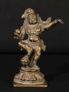 Messingskulptur tanzender kleiner Krishna, 5 Zoll, mit Flöte und Schmuck, sitzend wirkende Pose