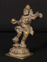 Tanzender Krishna aus Messing, 5 Zoll, erhobene Arme, verzierter Brustschmuck und Gürtel