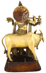 Messingfigur Krishna von hinten auf Kuh, verzierte Kleidung, 20 Zoll