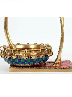 Messing-Urli mit lehnendem Flamingo; bunte Emaille am Schalenrand, goldene Ketten