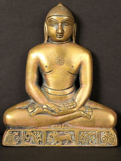 Messing-Tirthankara Mahavir Wandbehang: sitzende Figur mit verzierten Sockelplatten