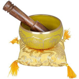 Messing-Klangschale mit Holzschlegel und gelbem Tuch mit Quasten