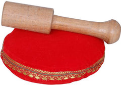 Holzschlägel auf rotem Kissen, teilweise sichtbare Singing Bowl mit Messingrand