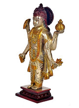 Dhanvantri-Idol, goldfarbene mehrarmige Statue mit roter Krone, stehend auf rotem Sockel